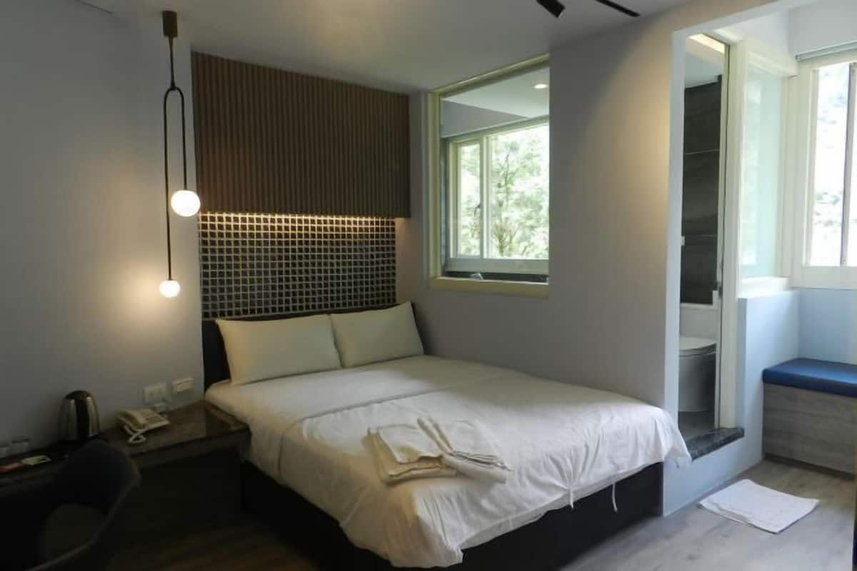 Escritorio, cortinas blackout, wifi gratis y ropa de cama