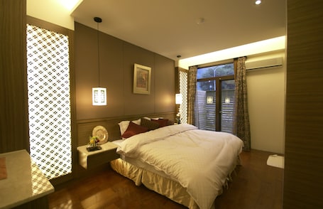 Deluxe Double Room, 1 Queen Bed, Non Smoking | Desk, blackout drapes, free WiFi, bed sheets
