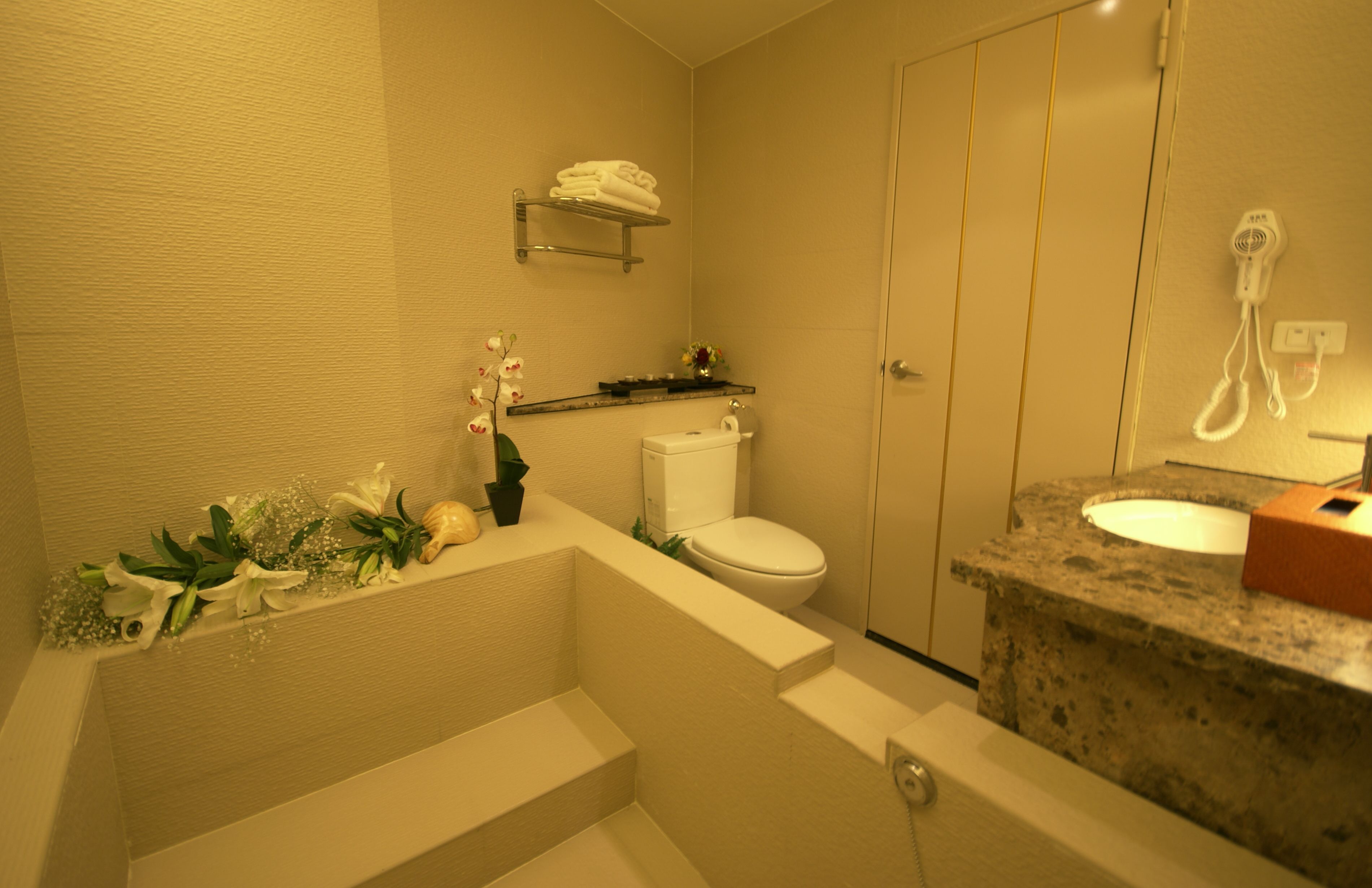 Ein Badezimmer mit Badewanne, Toilette und Waschbecken.
