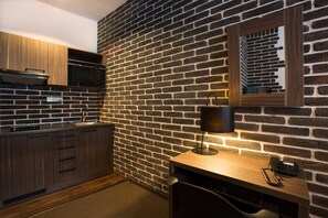 Frigorífico, microondas y utensilios de cocina