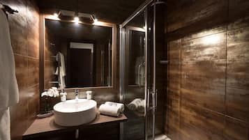 Deluxe Double Room, 1 Queen Bed | Bathroom | Shower, free toiletries, hair dryer, towels
