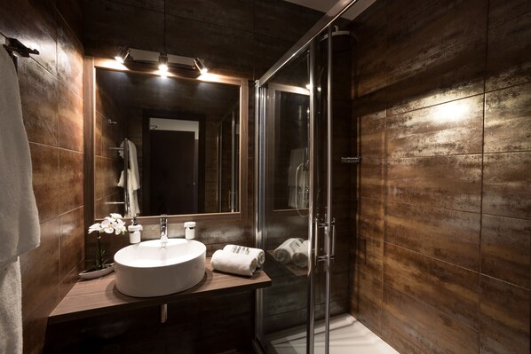 Habitación doble Deluxe, 1 cama Queen size | Baño | Regadera, amenidades de baño gratuitas, secadora de cabello, toallas 