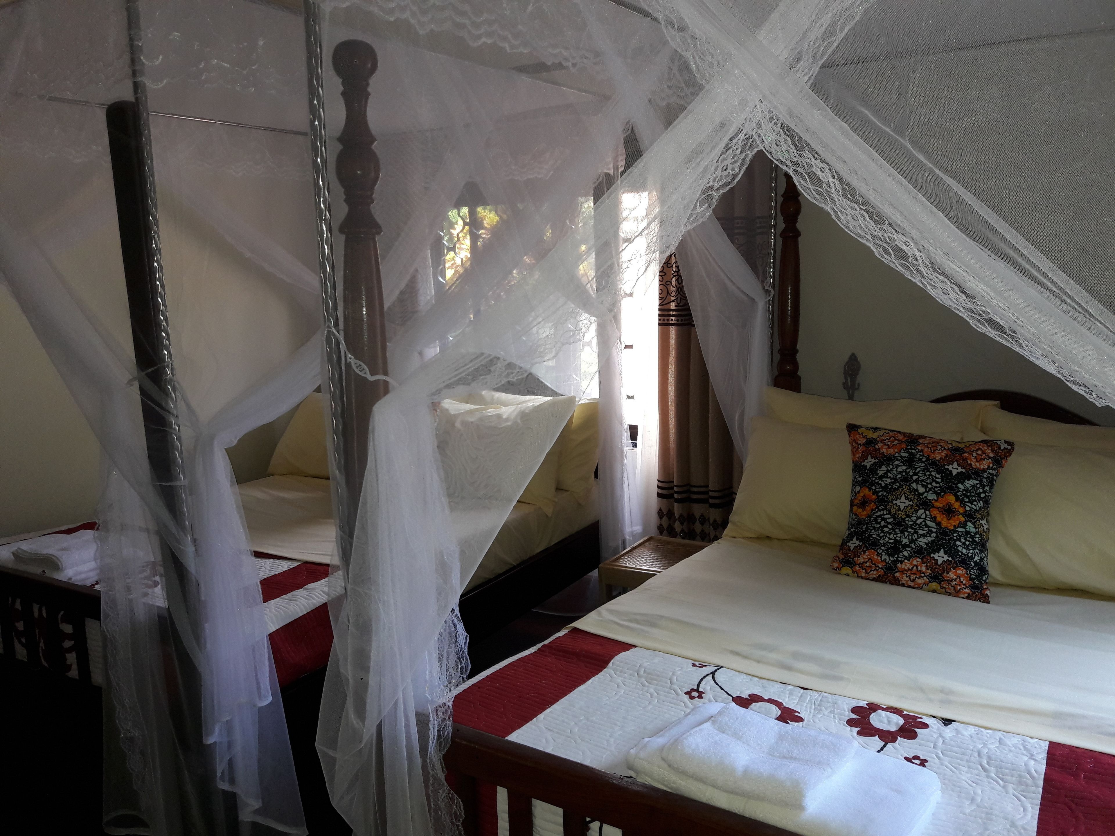 Twin Room, Non Smoking | Desk, free WiFi, bed sheets