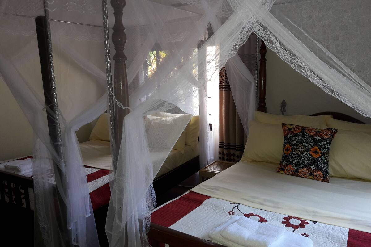 Twin Room, Non Smoking | Desk, free WiFi, bed sheets