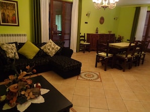 アパートメント 3 ベッドルーム | リビング エリア | テレビ