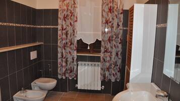 Appartement, 3 chambres | Salle de bain | Serviettes fournies