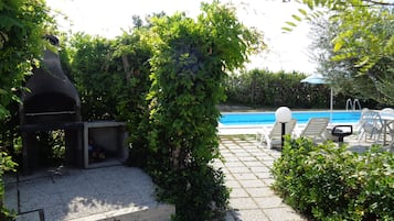 Una piscina al aire libre de temporada