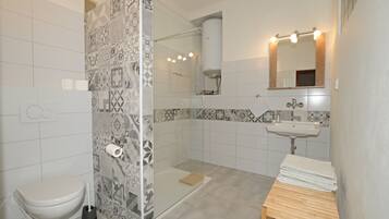 Comfort Apartment, City View | Bathroom | Shower, free toiletries, hair dryer, towels