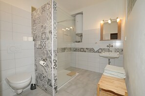Comfort Apartment, City View | Bathroom | Shower, free toiletries, hair dryer, towels