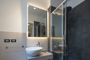 Standaard tweepersoonskamer, 1 tweepersoonsbed, niet-roken | Badkamer | Een douche, gratis toiletartikelen, een haardroger, een bidet