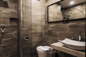 Articles de toilette (gratuits), séchoir à cheveux, serviettes fournies