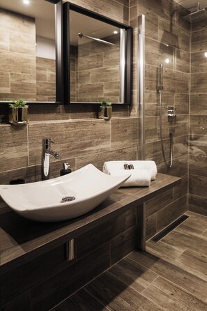 Habitación empresarial individual | Lavabo en el baño