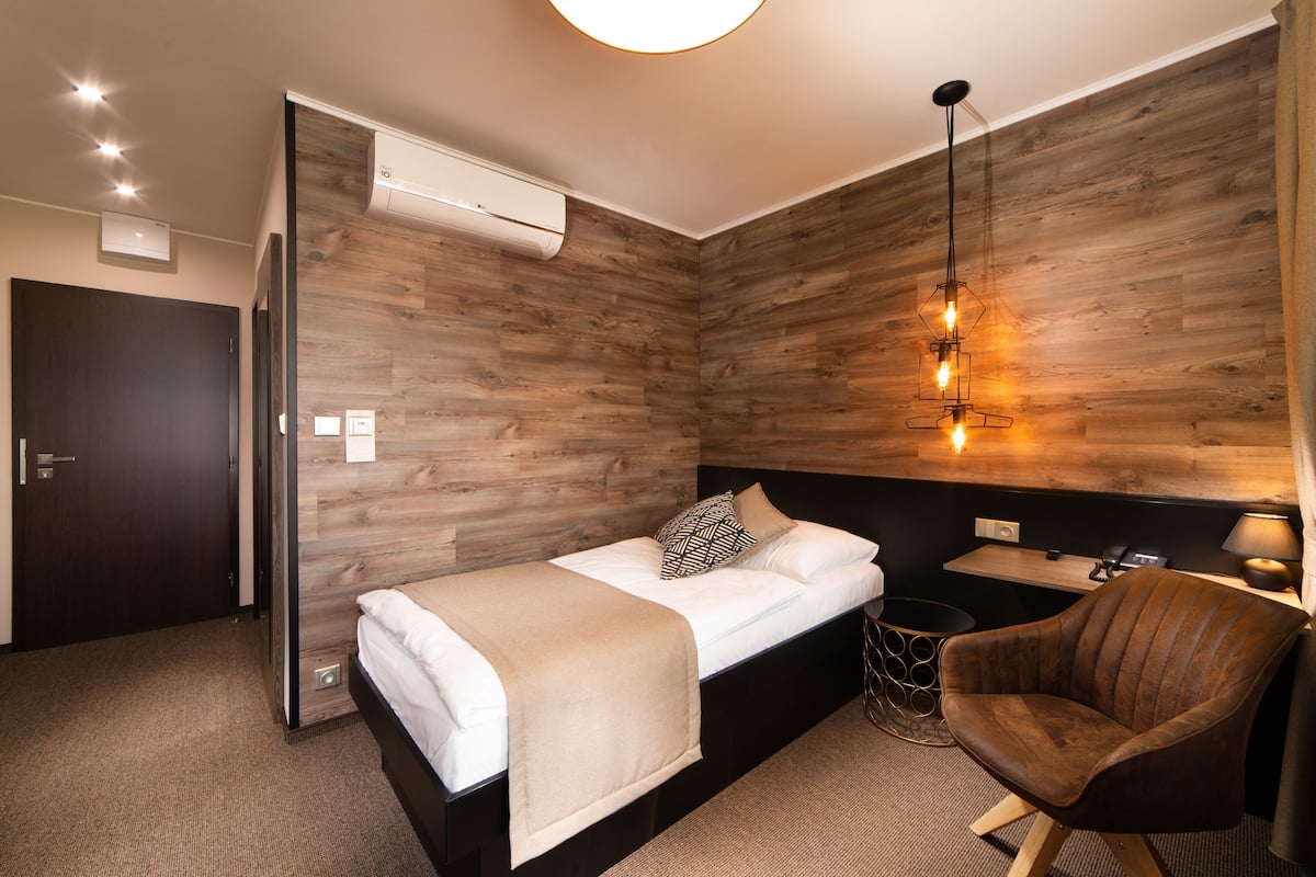 Deluxe Double Room | Minibar, soundproofing, iron/ironing board, free WiFi