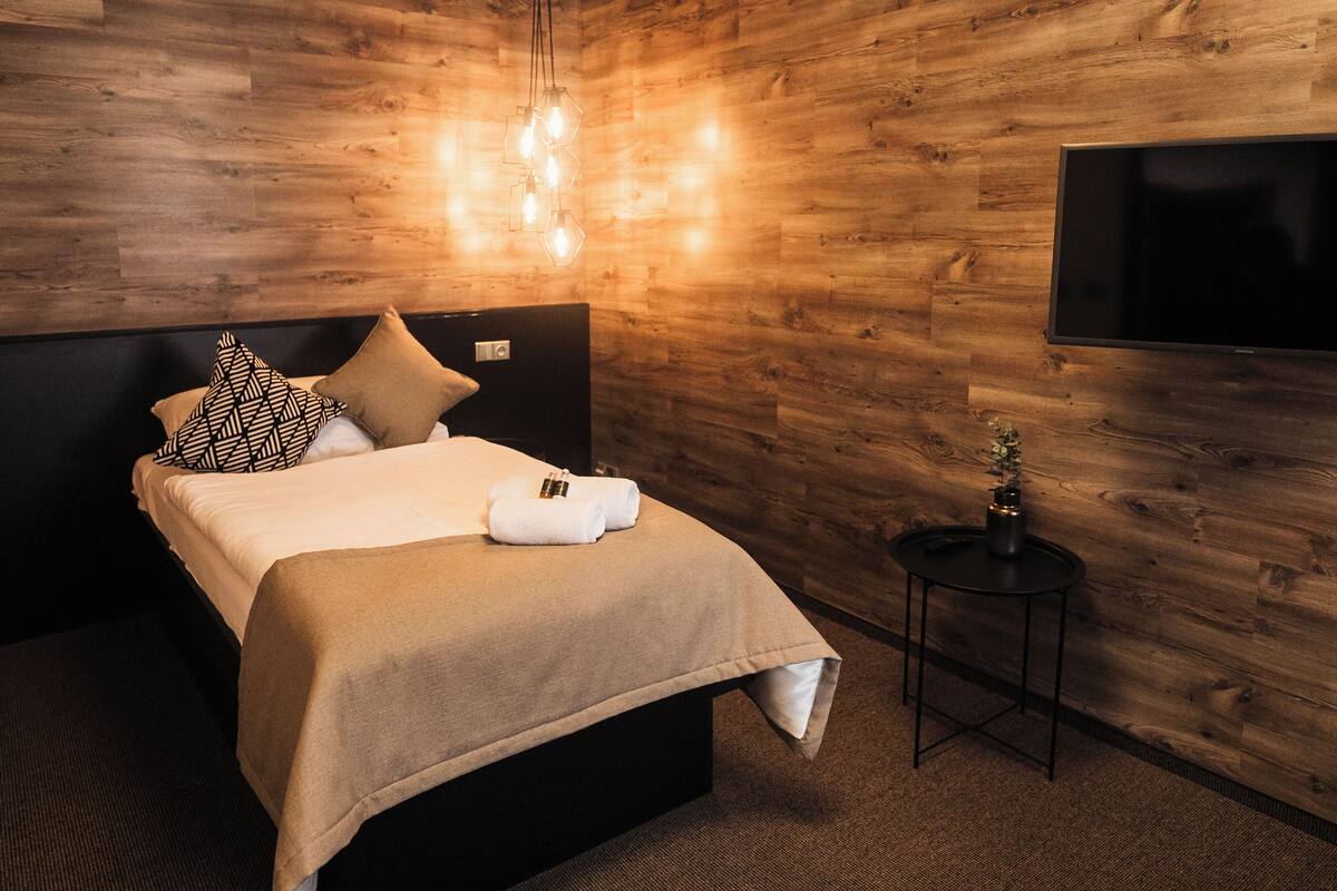 Business Single Room | Soundproofing, iron/ironing board (on request), free WiFi, bed sheets