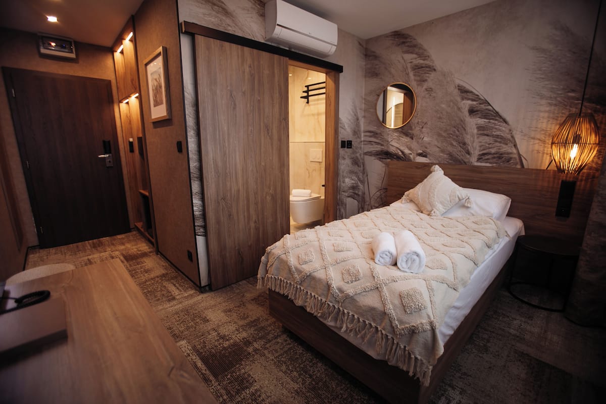 Elite Single Room | Soundproofing, iron/ironing board (on request), free WiFi, bed sheets