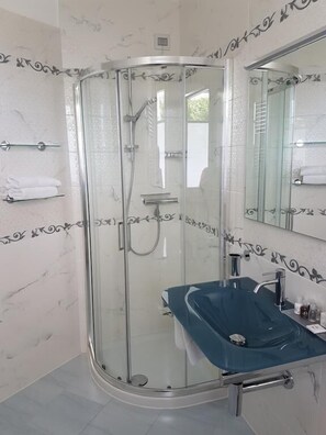 Deluxe Double Room, Non Smoking | Bathroom shower - Residenza delle Grazie (Cossignano)