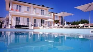 Piscina all'aperto, lettini
