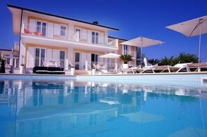 Utendørsbasseng og solsenger