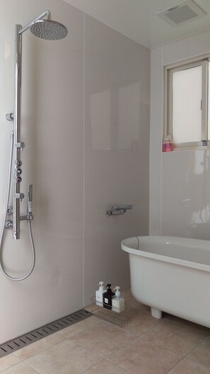 Maison (Private Vacation Home) | Salle de bain | Ensemble baignoire-douche, baignoire profonde