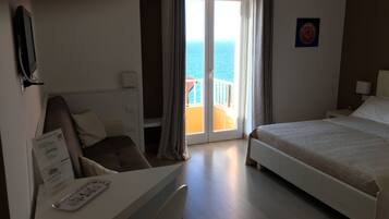 Triple Room (Sole) | Desk, blackout curtains, free WiFi, bed sheets