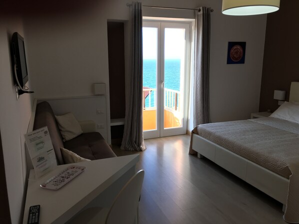 Triple Room (Sole) | Desk, blackout curtains, free WiFi, bed sheets