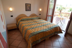 In-room safe, blackout curtains, cots/infant beds, rollaway beds - Hotel Romantic (Cavaion Veronese)