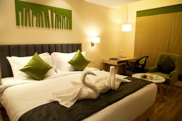 Premium Double or Twin Room, 1 Queen Bed, Non Smoking | Minibar, in-room safe, desk, soundproofing