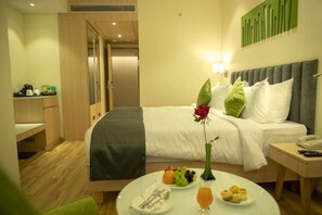 Chambre Prestige double ou avec lits jumeaux, 1 grand lit, non-fumeur | Minibar, coffre-fort, bureau, systĂšme dâinsonorisation