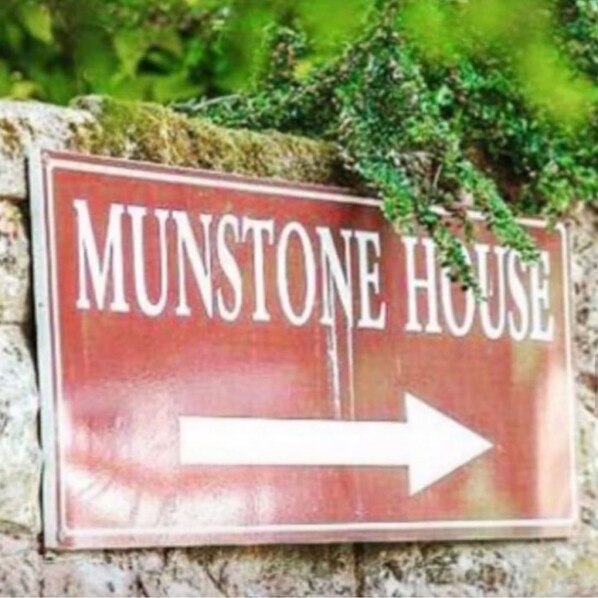 A directional sign for 'MUNSTONE HOUSE' with an arrow pointing to the right. - Munstone House Hotel (Hereford)