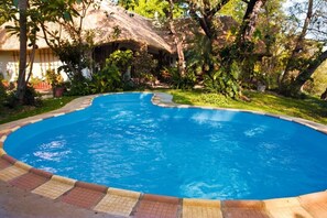 Utendørsbasseng og solsenger