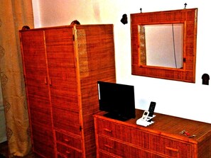 Fyrbäddsrum - privat badrum (External) (Asia) | 1 sovrum, skrivbord, gratis wi-fi och sängkläder