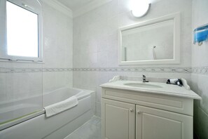 Villa | Badezimmer | Dusche, Handtücher