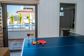 Villa, 4 chambres | Aire de séjour | Téléviseur à écran plat