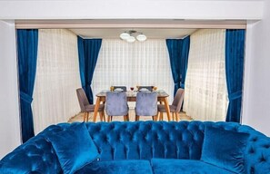 Villa, 4 chambres | Aire de séjour | Téléviseur à écran plat