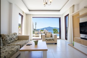 Villa, 3 habitaciones | Zona de estar | Una televisión de pantalla plana
