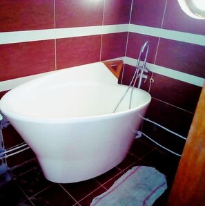 Standard Room, 1 Double Bed, Non Smoking, City View | Bathroom | Towels