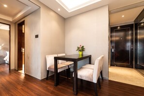 Muebles diferentes, cortinas blackout y wifi gratis 