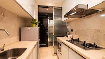 Deluxe Suite, 2 Bedrooms | Private kitchen | Fridge, microwave, stovetop