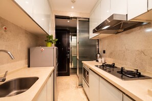 Deluxe Suite, 2 Bedrooms | Private kitchen | Fridge, microwave, stovetop - Shenzhen Weipin Service Apartment (Shenzhen)