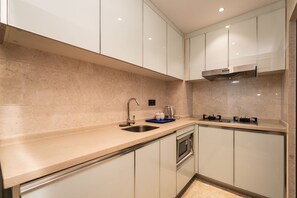 Refrigerador, microondas, placa de cocina