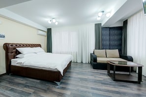 Quarto standard, 1 cama King, vista para a cidade | Roupas de cama premium, edredons de pluma, frigobar, escrivaninha