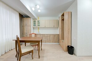 Quarto casal ou duplo standard, 2 camas de solteiro, para não fumantes, vista para a cidade | Roupas de cama premium, edredons de pluma, frigobar, escrivaninha