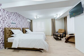 Sengetøy av topp kvalitet, dundyner, minibar og skrivebord