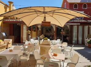 Daily buffet breakfast for a fee - Masía de Lacy Hotel (Museros)