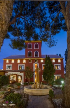 Front of property - evening/night - Masía de Lacy Hotel (Museros)