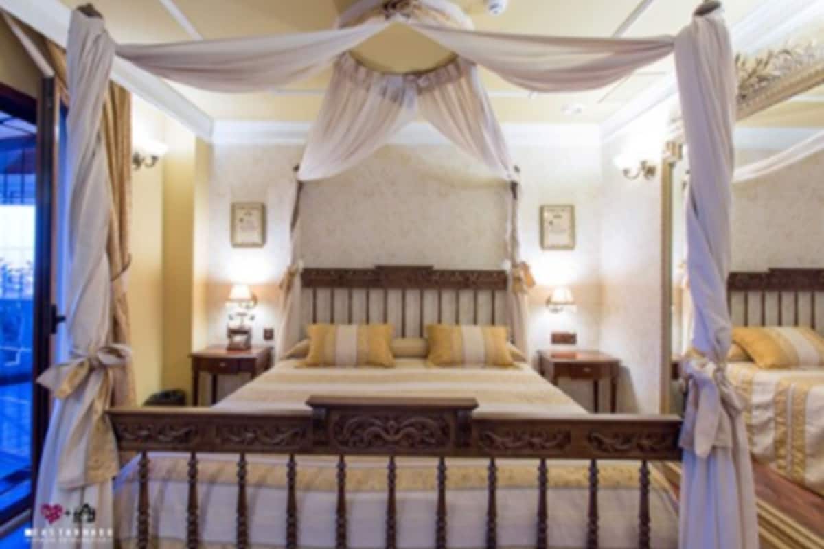 Junior suite, terras | Donzen dekbedden, een kluis op de kamer, individueel gedecoreerd