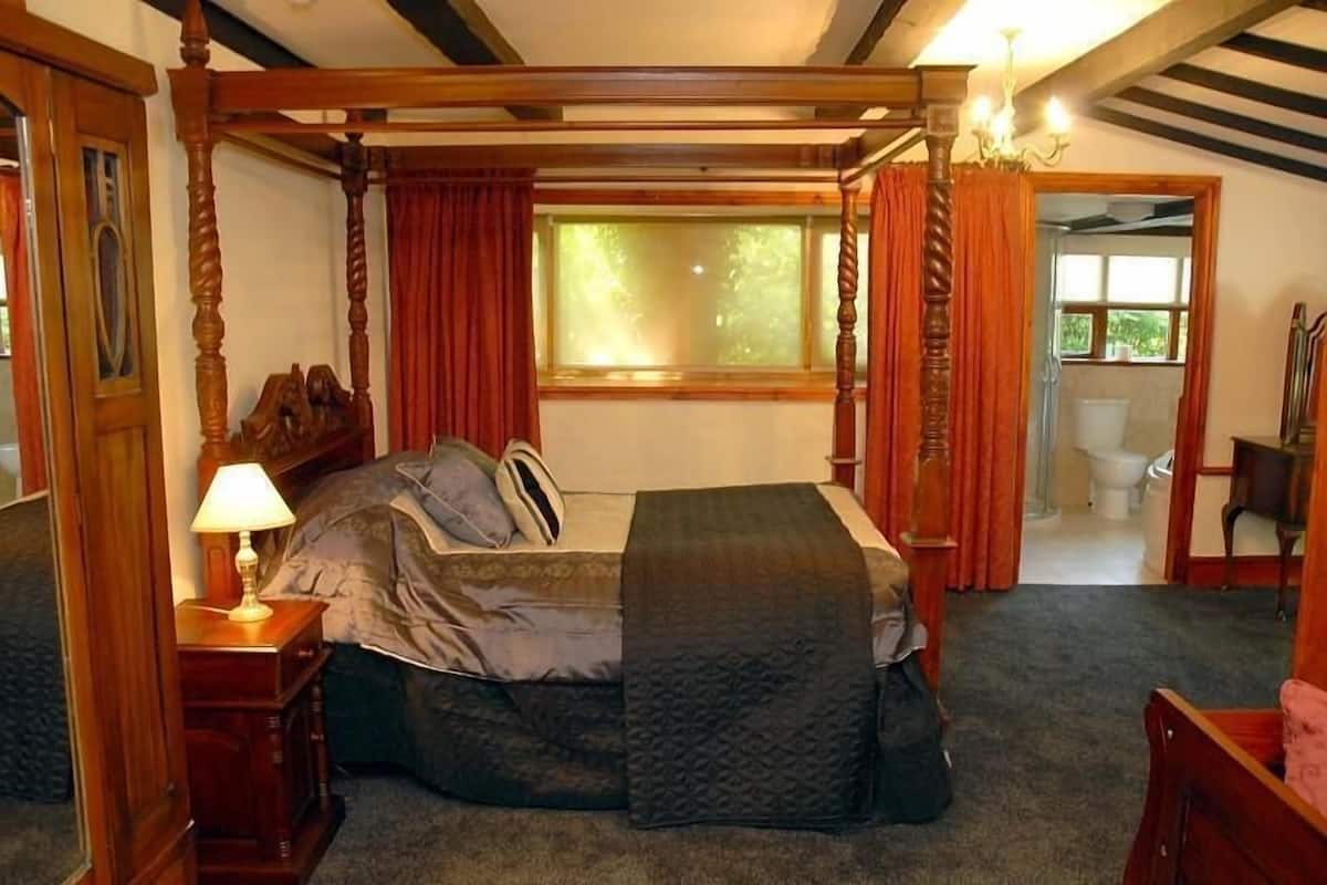 Double Room, Ensuite | Premium bedding, iron/ironing board, free WiFi