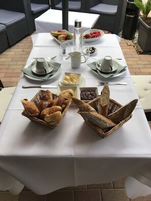 Dagelijks continentaal ontbijt (toeslag)