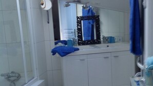 Kamar Double (Marine) | Kamar mandi