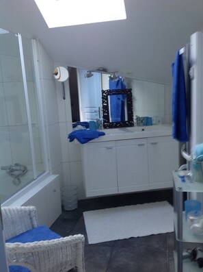 Chambre Double (Marine) | Salle de bain | Ensemble douche/baignoire, articles de toilette gratuits, sèche-cheveux